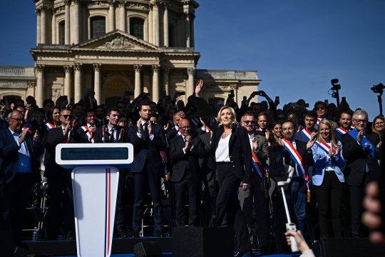 Marine Le Pen mit Unterstützern und Parteigenossen am Sonntag in Paris