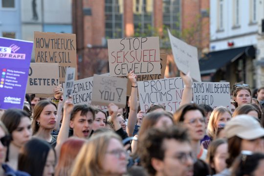 Demonstration in Löwen: Frauen zeigen Plakate mit Sprüchen gegen sexuelle Gewalt