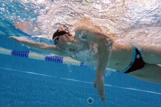 Lucas Henveaux auf einer Unterwasseraufnahme beim Schwimmtraining