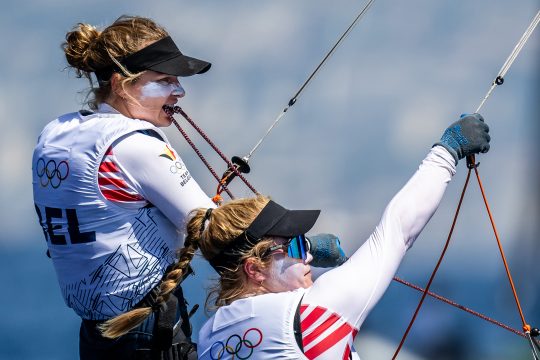 Isaura Maenhaut und Anouk Geurts im Segelwettbewerb bei den Olympischen Spielen 2024