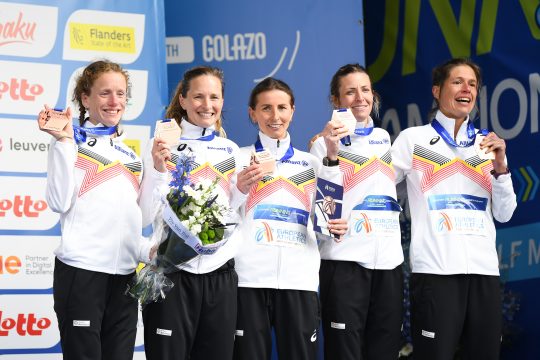 Strahlen auf dem Podium um die Wette: EM-Silber für die belgischen Marathon-Damen in der Teamwertung