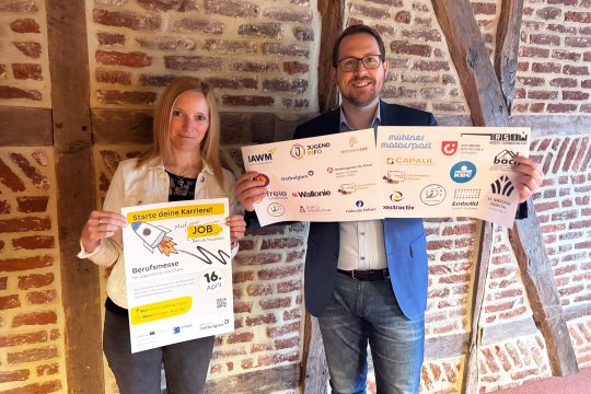 Die Leiterin des Fachbereichs Berufswahl und -bildung Catherine Signon und Bildungsminister Jérôme Franssen zeigen Plakate von "Meet Your Job - Berufe hautnah"