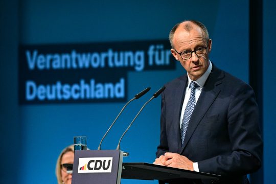 Friedrich Merz steht an einem Rednerpult, auf der Leinwand im Hintergrund steht "Verantwortung für Deutschland"