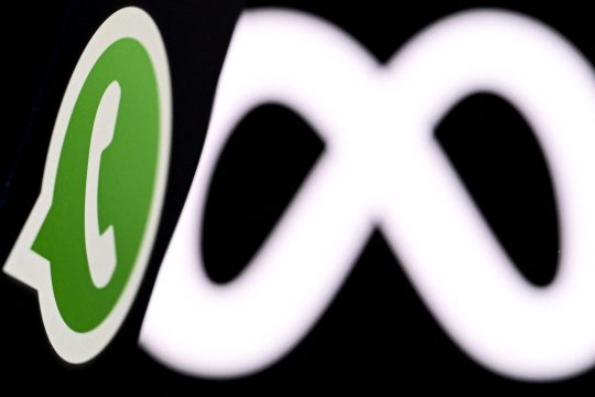 Die Logos von Whatsapp und Meta