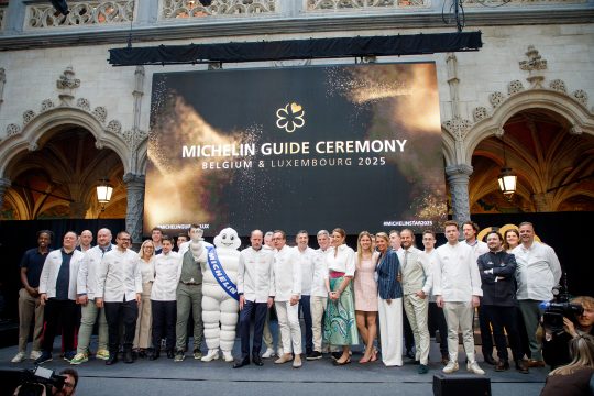 Gruppenbild auf der Bühne von Verantwortlichen des Guide Michelin und von Sternekochs