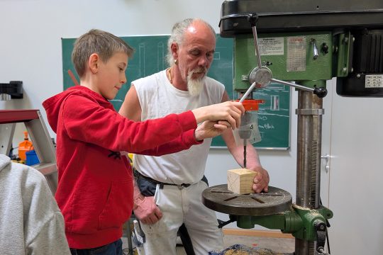 Schüler und Lehrer bei der MINTH-Erlebniswerkstatt