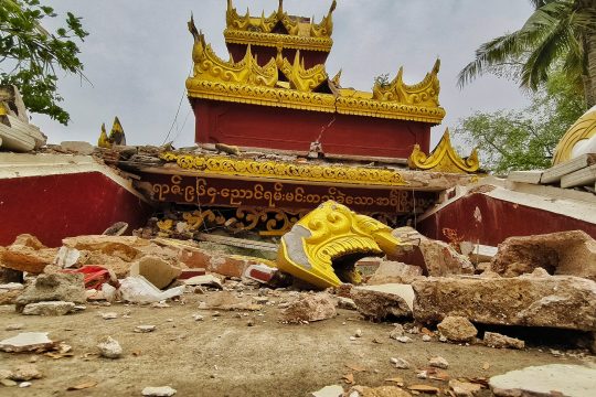 Zerstörtes Buddhisten-Kloster nach dem Erdbeben in Myanmar