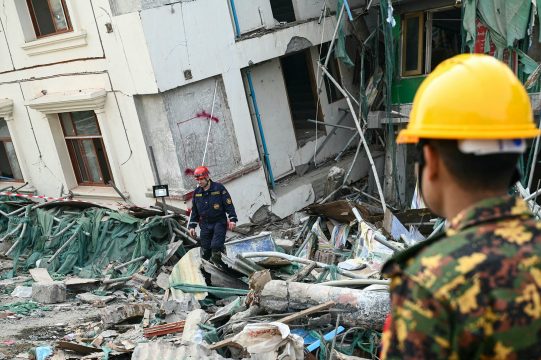 Aufräumarbeiten nach dem verheerenden Erdbeben in Myanmar