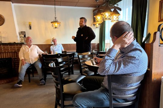 OBL-Schöffe Nicolas Pommée spricht vor den Zuhörern