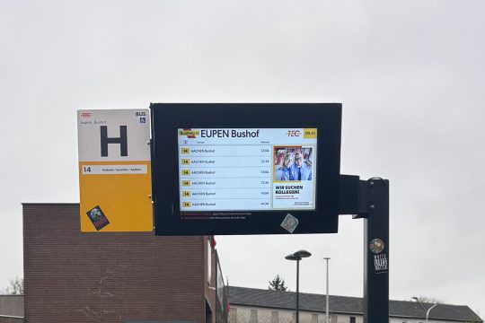 Rechtsextremistische Symbole auf Aufklebern am Bushof