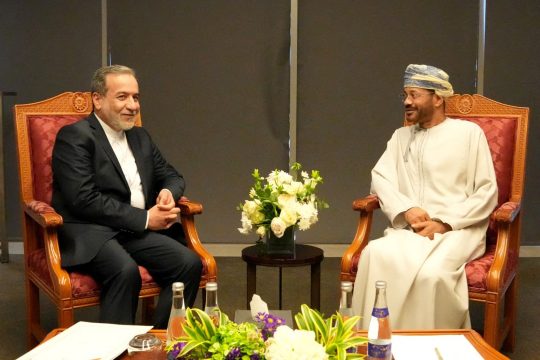 Omans Außenminister Sayyid Badr al-Busaidi kommt mit seinem iranischen Amtskollegen Abbas Araghchi zu Beratungen zusammen