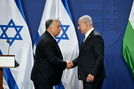 Händeschütteln: Ungarns Premier Victor Orban mit Amtskollege Benjamin Netanjahu in Budapest