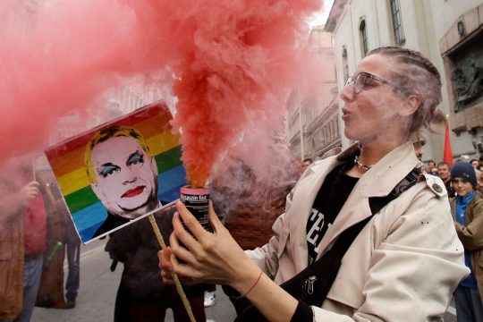 Protest gegen das Pride-Verbot in Budapest am 25. März: Demonstrantin mit einem Bild von Victor Orban im Pride-Look
