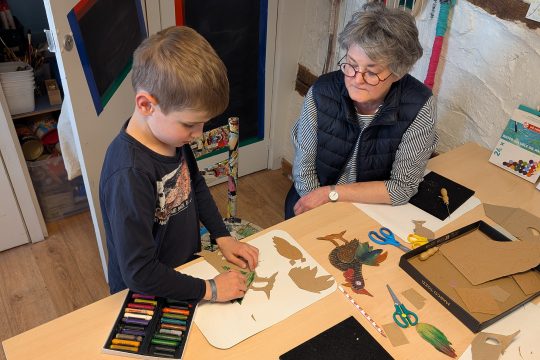 Osterbasteln im Atelier Kunst und Bühne Eupen: Leopold mit Andrea Krull