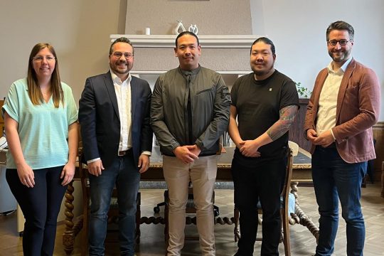 Der Kelmiser Bürgermeister Björn Klinkenberg, zwei Vertreter der Ozaki-Leitung, Schöffe Björn Klinkenberg und Mitarbeiterin Ribana Groffy posieren für ein Gruppenbild