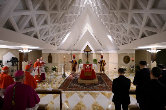 Der Papst ist in der Kapelle seiner Residenz Santa Maria im Vatikan aufgebahrt
