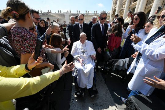 Papst Franziskus auf dem Petersplatz am Sonntag