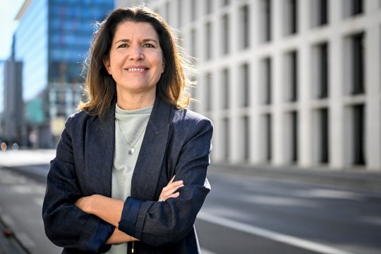 Valerie Van Peel posiert in den Straßen von Brüssel