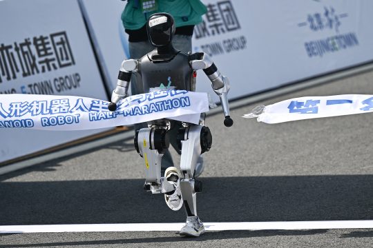 Halbmarathon in Peking: Roboter läuft durch die Ziellinie