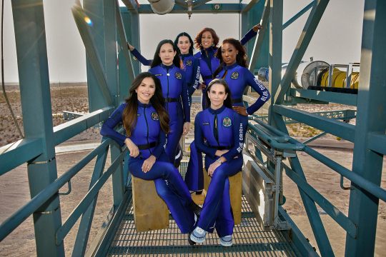 Dieses Bild, das von Blue Origin veröffentlicht wurde, zeigt Lauren Sanchez, Amanda Nguyen, Katy Perry, Gayle King, Aisha Bowe und Kerianne Flynn