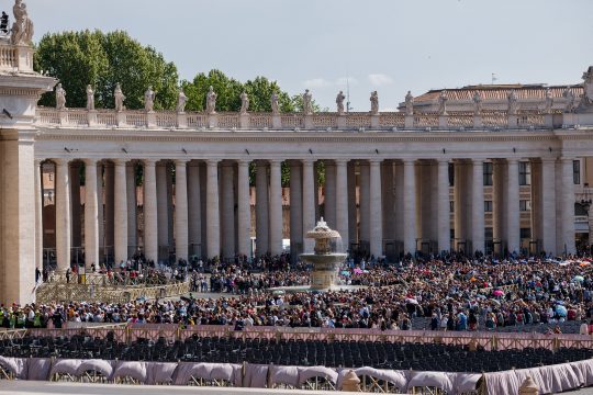 Pilger und Besucher stehen auf dem Petersplatz Schlange, um den Petersdom zu betreten und dem verstorbenen Papst im Vatikan die letzte Ehre zu erweisen