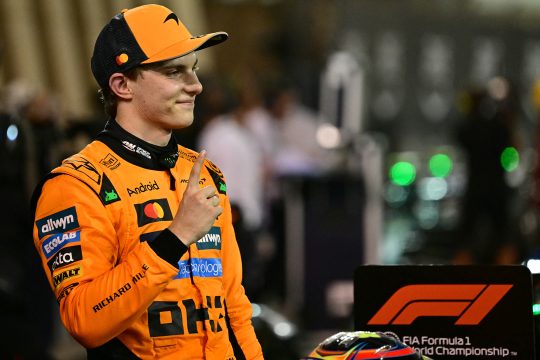 Oscar Piastri jubelt nach dem Sieg in Bahrain