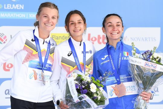 Juliette Thomas, Chloe Herbiet und Sara Nestola (v.l.n.r.) belegten die Plätze eins bis drei beim EM-Halbmarathon der Frauen