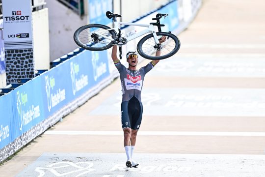 Mathieu van der Poel im Ziel von Paris-Roubaix