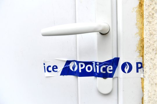 Polizeisiegel an der Tür zu einer Wohnung