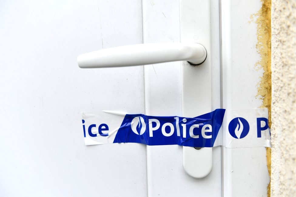 Polizeisiegel an der Tür zu einer Wohnung