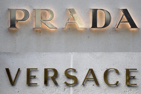 Die Logos von Prada und Versace
