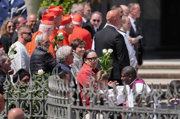 Weiße Rosen für Papst Franziskus