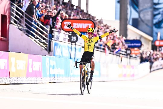 Pauline Ferrand-Prévot fährt als Siegerin über die Ziellinie