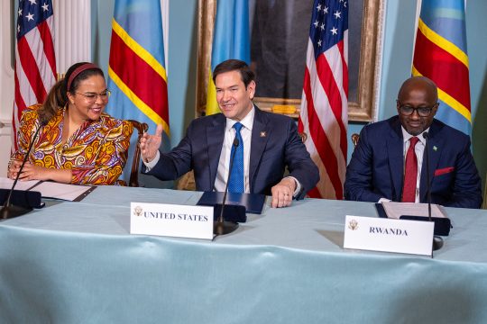 Die kongolesische Außenministerin Therese Kayikwamba, US-Außenminister Marco Rubio und der ruandische Außenminister Olivier Nduhungirehe in Washington