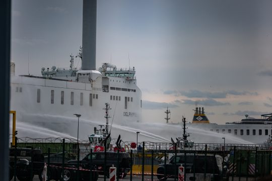 Löscharbeiten auf dem Frachtschiff "Delphine" im Hafen von Zeebrügge