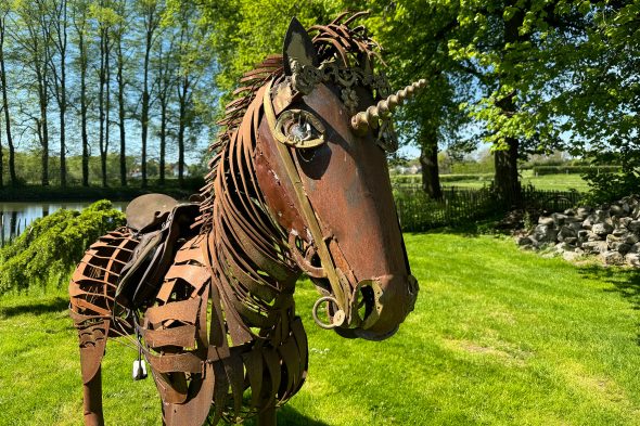 Pferde-Skulptur am Schloss Weims in Kettenis
