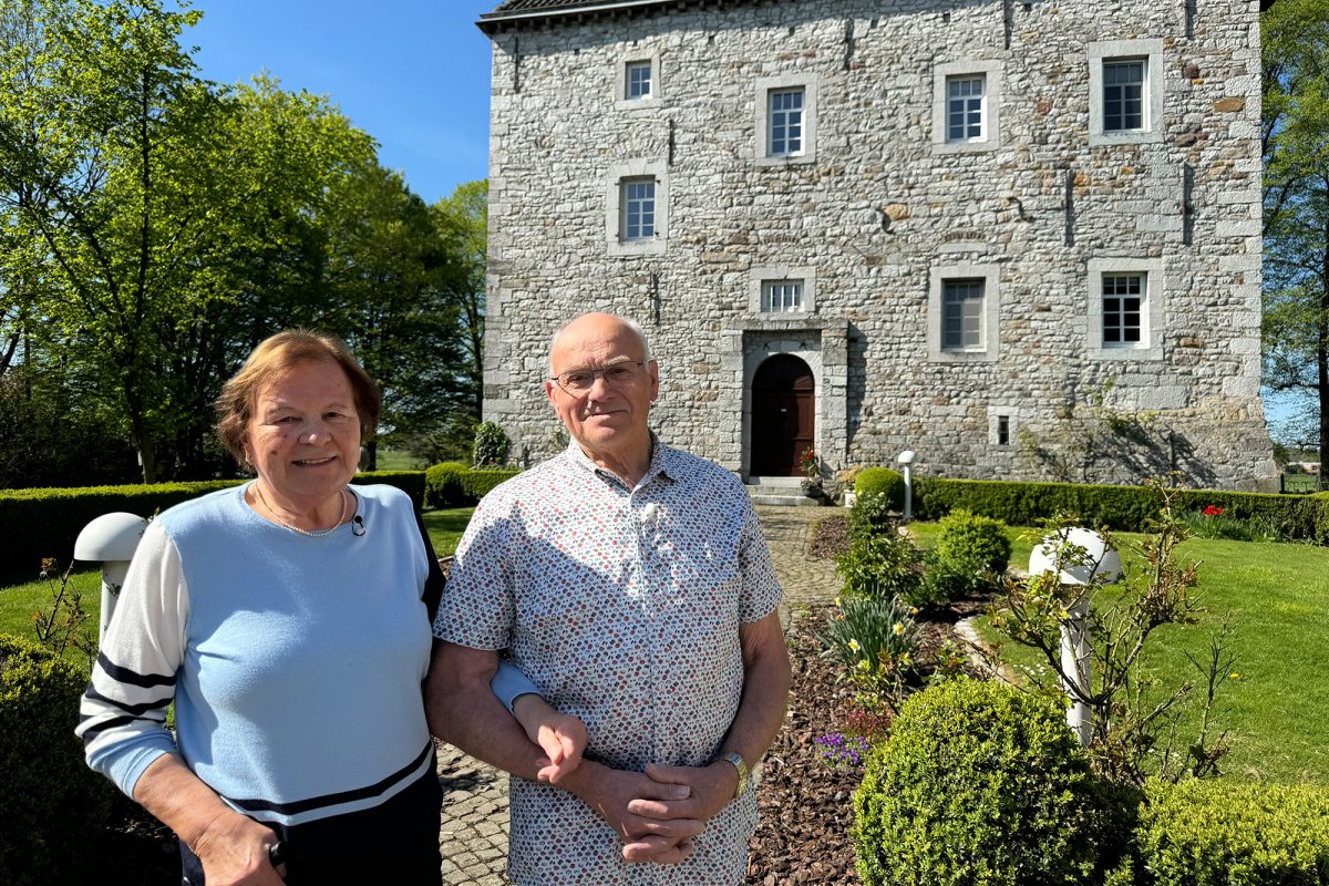 Die Schlossherren Ursula und Karl Miessen vor dem Schloss Weims