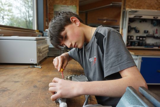 Noah Niessen schnuppert bei der Firma Isytec