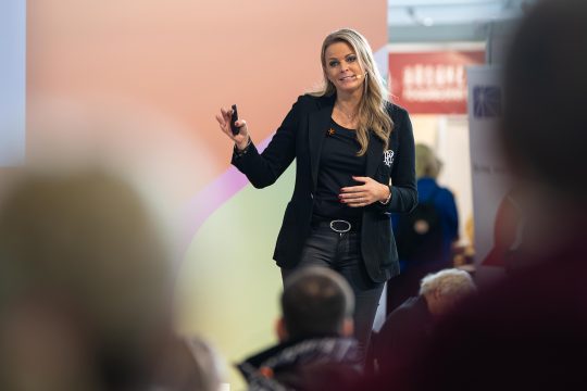 Silke Müller bei einem Vortrag bei der Buchmesse Frankfurt am 19.10.2024