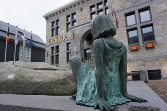 Skulptur vor dem Gemeindehaus von Büllingen