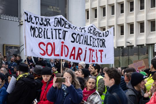 Generalstreik in Brüssel - Gewerkschaftler mit Plakaten