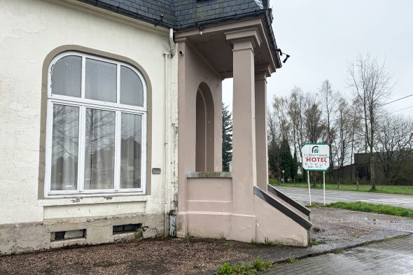 Das leerstehende Relais-Fagnard-Hotel in Sourbrodt