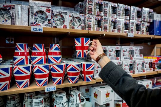 Souvenirshop in London mit Tassen mit der britischen Flagge