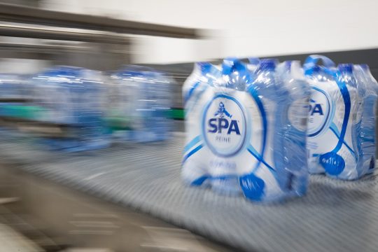 Sixpack mit Spa-Reine in der Produktionsstätte