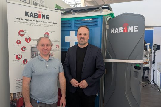 Telemedizinische Notfallstation in einer Toilettenkabine