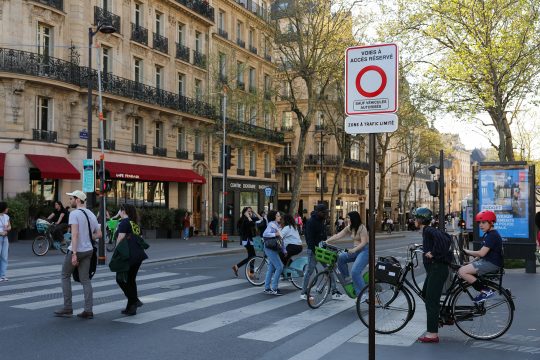 Fußgänger und Fahrradfahrer in einer "Zone a traffic limité" in Paris