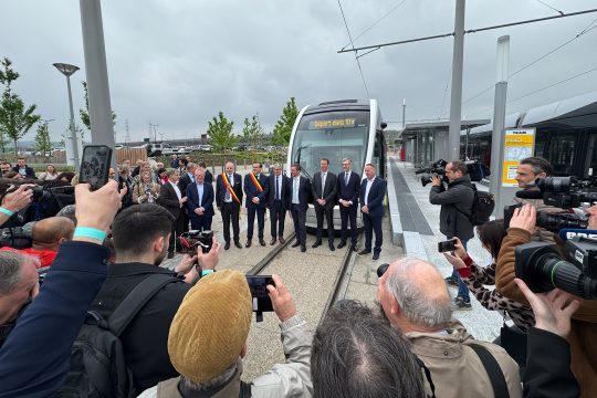 Vertreter aus der Politik und von der TEC stehen vor der Tram, umringt von Journalisten und Kameraleuten