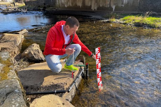 Karsten Brandt misst den Wasserpegel der Our