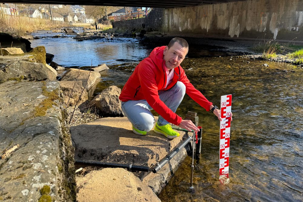 Karsten Brandt misst den Wasserpegel der Our