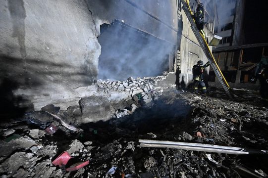 Schäden an einem Wohnhaus in der Ukraine nach einem russischen Drohnenangriff (April 2025)